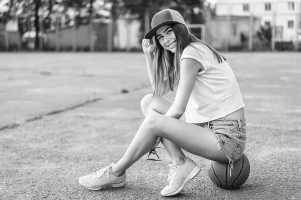 Muito Jovem Menina Desportiva Com Bola Basquete Livre — Fotografia de Stock