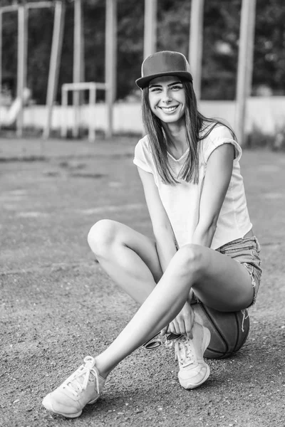 Muito Jovem Menina Desportiva Com Bola Basquete Livre — Fotografia de Stock