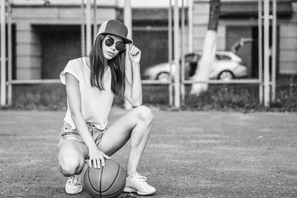 Mooie Jonge Sportieve Meisje Met Basketbal Bal Buiten — Stockfoto