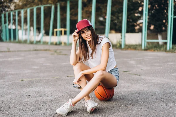 屋外バスケット ボール ボールでかなり若いスポーティな女の子 — ストック写真