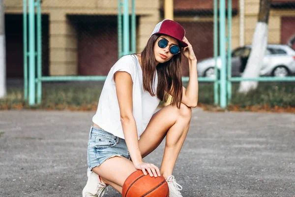 Pretty Young Sporty Girl Basketball Ball Outdoor — Stock Photo, Image