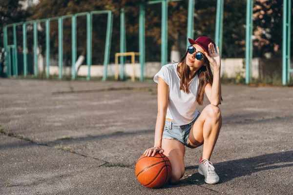 Mooie Jonge Sportieve Meisje Met Basketbal Bal Buiten — Stockfoto