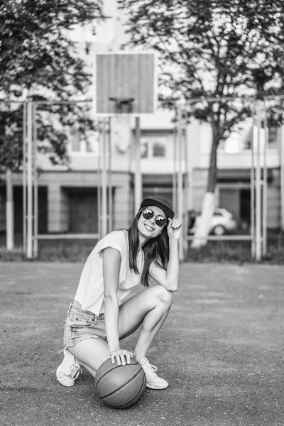 Muito Jovem Menina Desportiva Com Bola Basquete Livre — Fotografia de Stock