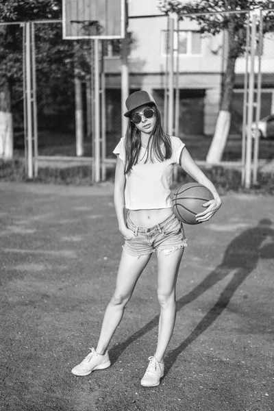 Bastante Joven Chica Deportiva Con Pelota Baloncesto Aire Libre — Foto de Stock