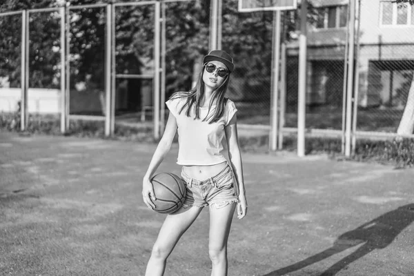 Muito Jovem Menina Desportiva Com Bola Basquete Livre — Fotografia de Stock