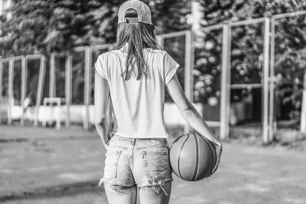 Menina Bonita Segurando Bola Basquete Visão Traseira — Fotografia de Stock