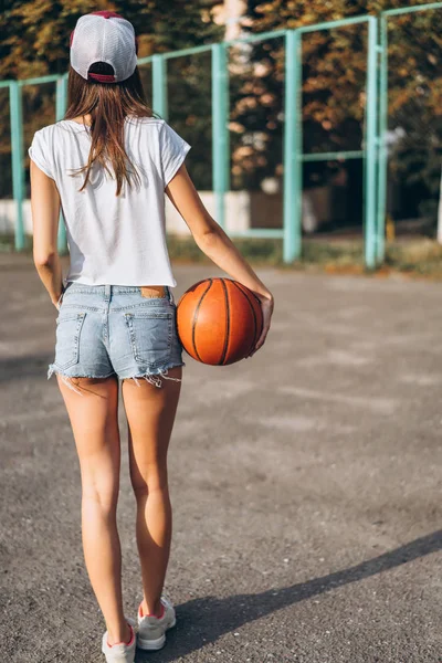 Gadis Muda Cantik Memegang Bola Basket Pandangan Belakang — Stok Foto