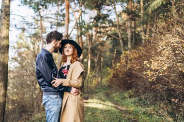 Mutlu genç romantik çift birlikte vakit geçirmek açık