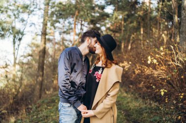 Mutlu genç romantik çift birlikte vakit geçirmek açık