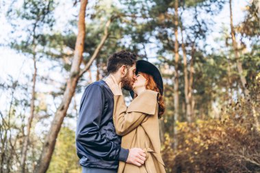 Mutlu genç romantik çift birlikte vakit geçirmek açık