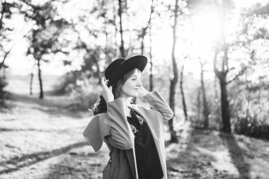 Güzel ve mutlu uzun saçlı kız ormanda yürüyüş