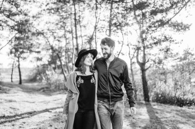 Mutlu genç romantik çift birlikte vakit geçirmek açık