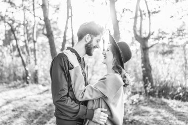 Mutlu genç romantik çift birlikte vakit geçirmek açık