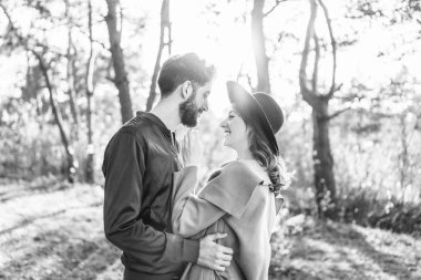 Mutlu genç romantik çift birlikte vakit geçirmek açık