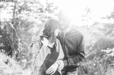 Mutlu genç romantik çift birlikte vakit geçirmek açık