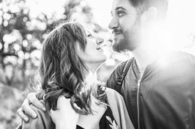 Mutlu genç romantik çift birlikte vakit geçirmek açık