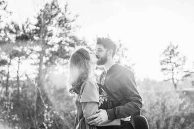 Mutlu genç romantik çift birlikte vakit geçirmek açık