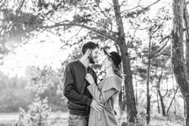 Mutlu genç romantik çift birlikte vakit geçirmek açık