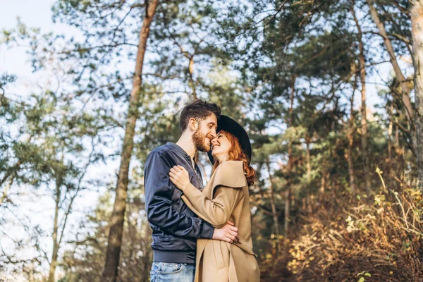 Šťastný Mladý Romantický Pár Trávit Čas Společně Venkovní — Stock fotografie