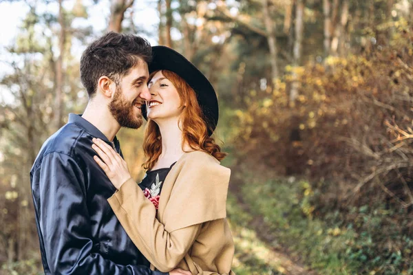 Mutlu genç romantik çift birlikte vakit geçirmek açık