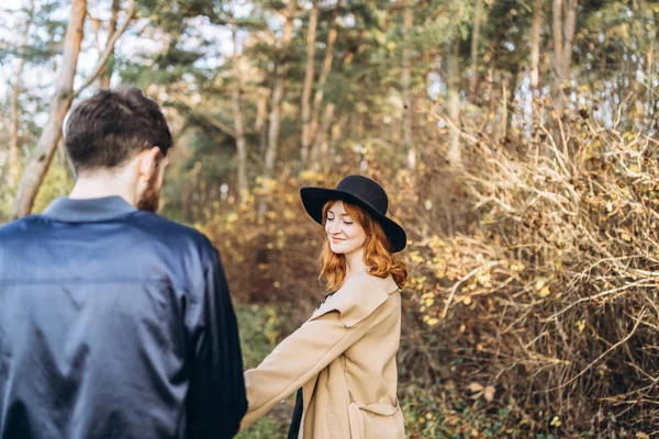 Mutlu genç romantik çift birlikte vakit geçirmek açık