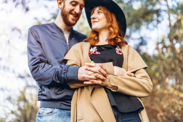 Felice Giovane Coppia Romantica Trascorrere Del Tempo Insieme All Aperto — Foto Stock