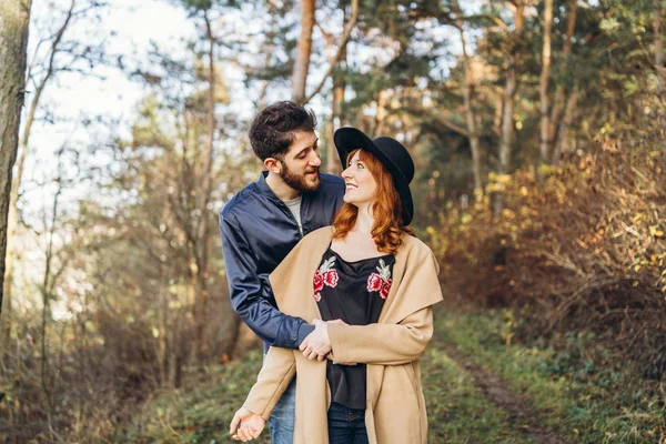 幸せな若いロマンチックなカップルは一緒に過ごす屋外 — ストック写真