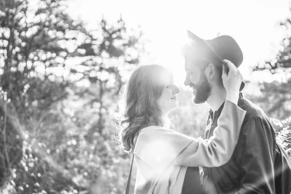 Glückliches Junges Romantisches Paar Verbringt Zeit Zusammen Freien — Stockfoto