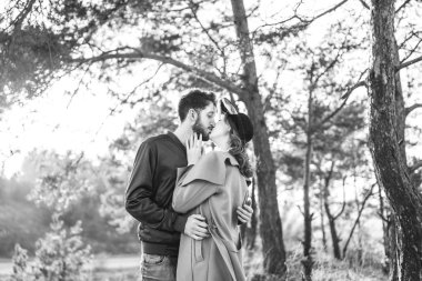 Mutlu genç romantik çift birlikte vakit geçirmek açık