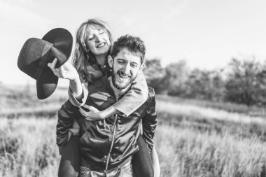 Genç ve güzel romantik çift birlikte vakit geçirmek açık