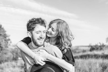 Genç ve güzel romantik çift birlikte vakit geçirmek açık