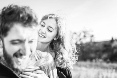 Genç ve güzel romantik çift birlikte vakit geçirmek açık