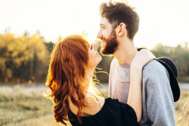 Genç ve güzel romantik çift birlikte vakit geçirmek açık