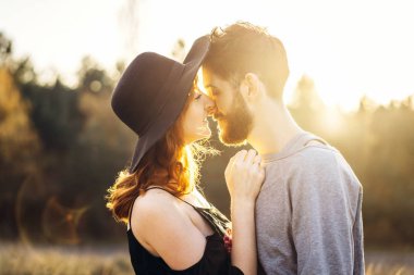 Genç ve güzel romantik çift birlikte vakit geçirmek açık