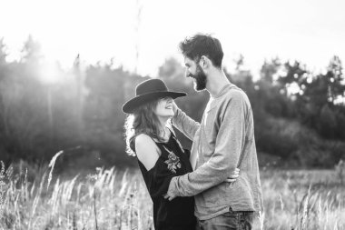 Genç ve güzel romantik çift birlikte vakit geçirmek açık