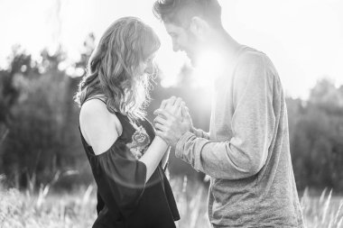 Genç ve güzel romantik çift birlikte vakit geçirmek açık