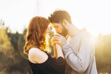 Genç ve güzel romantik çift birlikte vakit geçirmek açık