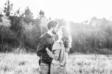 Genç ve güzel romantik çift birlikte vakit geçirmek açık