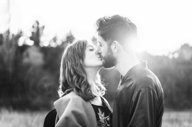 Genç ve güzel romantik çift birlikte vakit geçirmek açık