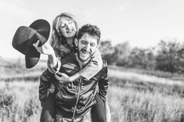 Genç ve güzel romantik çift birlikte vakit geçirmek açık