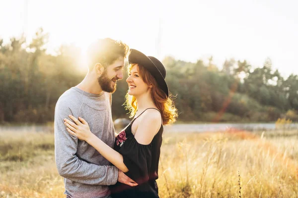 Genç ve güzel romantik çift birlikte vakit geçirmek açık