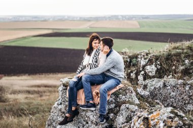 Romantik mutlu çift keyfini birlikte vakit açık
