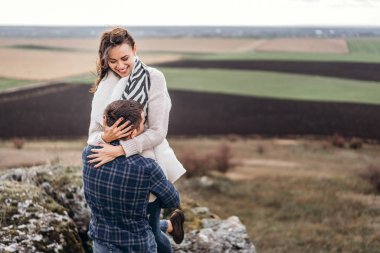 Romantik Genç ve güzel çift açık iyi eğlenceler