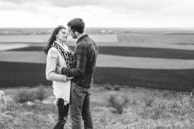 Romantik güzel çift açık birlikte vakit keyfini çıkarın