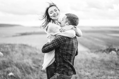 Romantik Genç ve güzel çift açık iyi eğlenceler