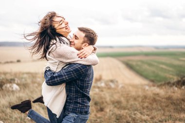 Romantik Genç ve güzel çift açık iyi eğlenceler