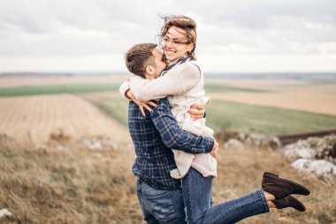 Romantik Genç ve güzel çift açık iyi eğlenceler