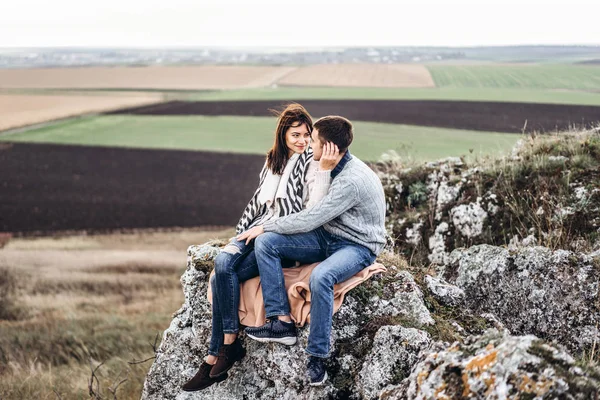 Romantik mutlu çift keyfini birlikte vakit açık