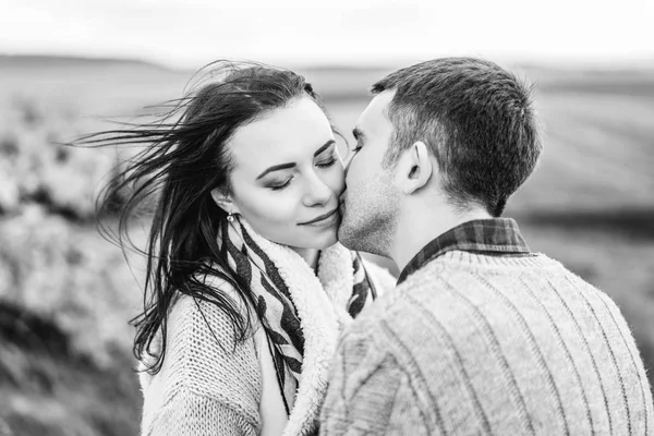 Casal Feliz Romântico Gosta Passar Tempo Juntos Livre — Fotografia de Stock