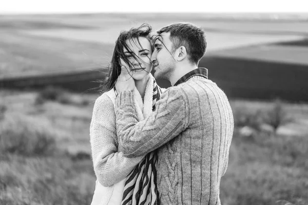 Romântico Casal Bonito Livre Desfrutar Passar Tempo Juntos — Fotografia de Stock